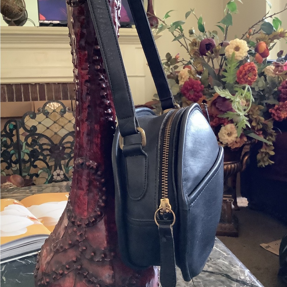 Authentic coach Chester canteen black cowhide leather crossbody shoulder bag